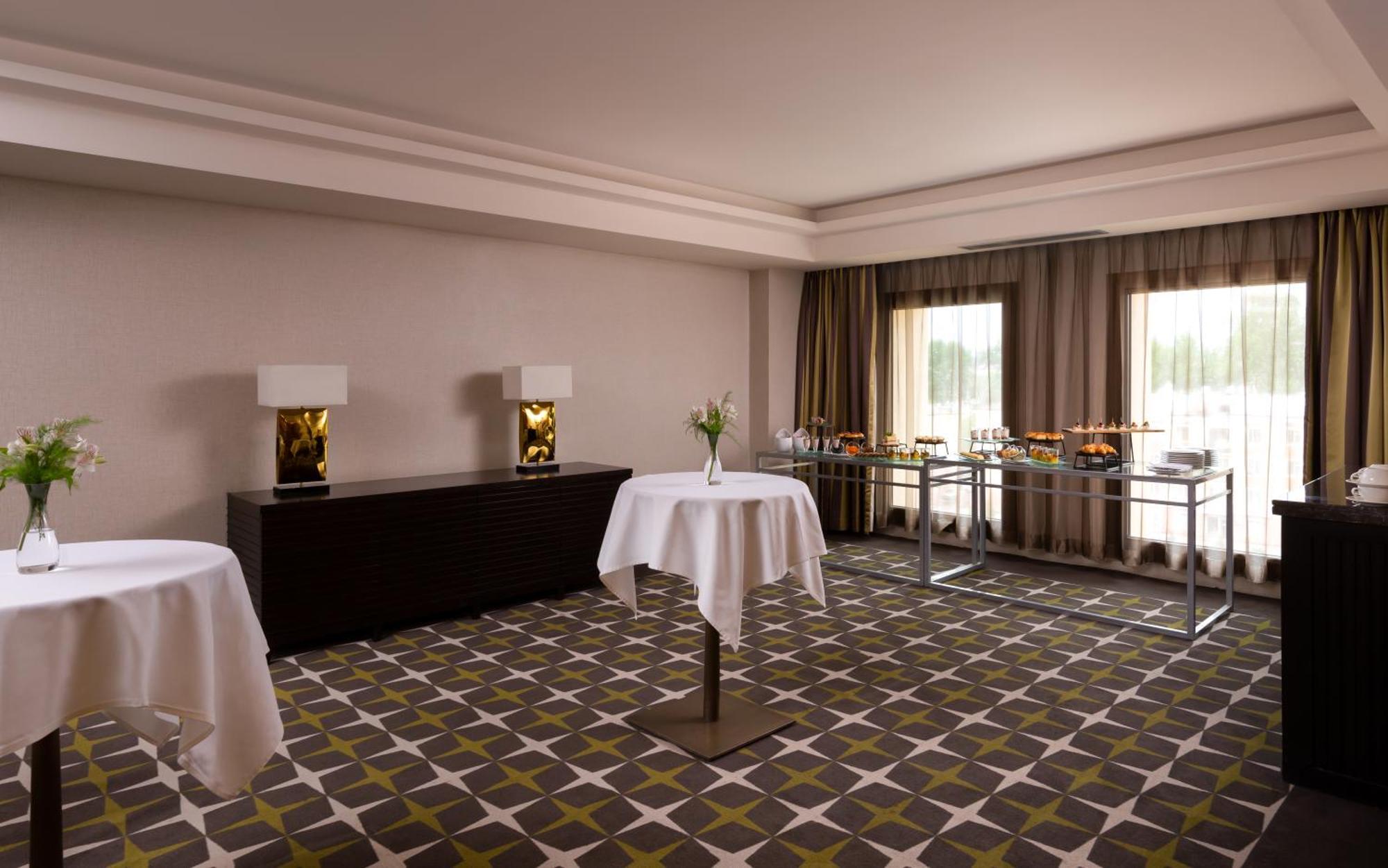 Отель Hilton Душанбе Экстерьер фото